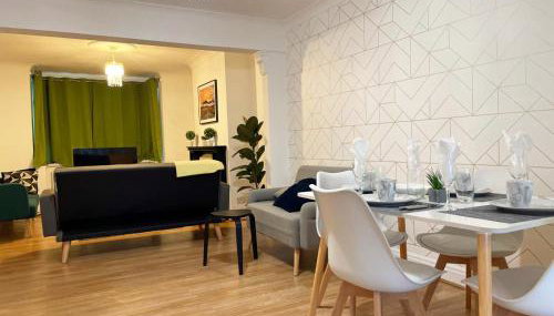 Lovely Spacious House Family & Contractor Friendly 3 Bedroom Near Leeds Centre Sleeps 8 - Foto 2