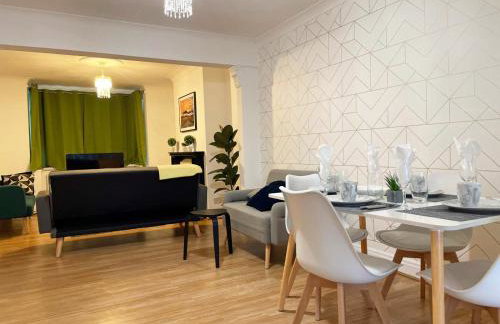 Lovely Spacious House Family & Contractor Friendly 3 Bedroom Near Leeds Centre Sleeps 8 - Foto 2