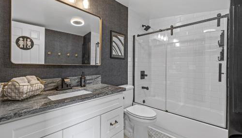 Space Cowboy - Huge yard, Firepit, close2downtown - Foto 3, Shower