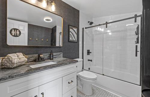 Space Cowboy - Huge yard, Firepit, close2downtown - Foto 3