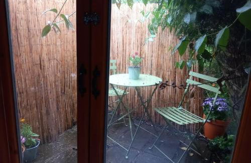 The Nook- Cotswold guest room - Photo 8