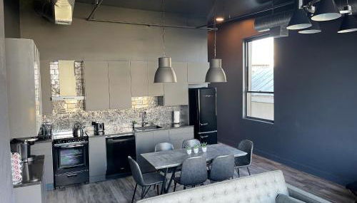 City Loft Escape with River Views! By Hollyhock - Foto 3