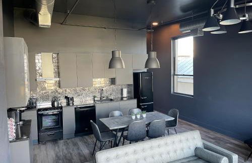 City Loft Escape with River Views! By Hollyhock - Foto 3