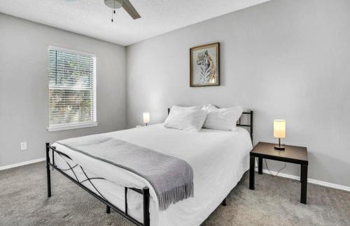 Fresh and Modern 2BR with Gym and Pool - Foto 19