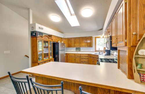 2 Mi to Cedar Lake Quiet Home with Fire Pit and Deck - Foto 8