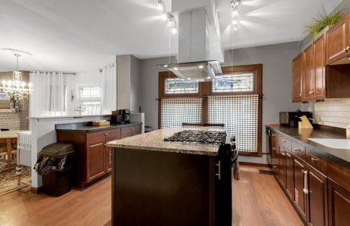 5BR Family Victorian Walk2Falls KingSuite Gameroom - Foto 18