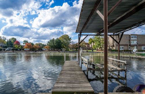 3BR 2BTH Waterfront Vacation Rental on Riverwalk to Downtown McHenry with Pier - Foto 13