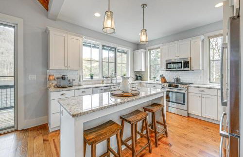 Direct Lake Access and Fire Pit Tuckasegee Cottage! - Foto 8