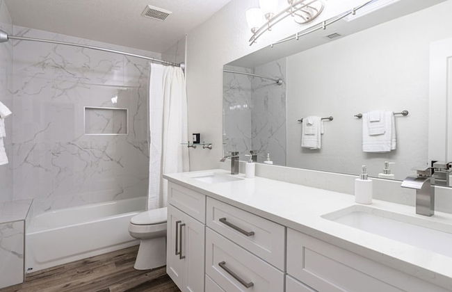 New Listing! Stylish 4 Bdrm W/pool and Game Room - Foto 26