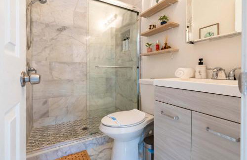 Arthaus- Fully Stocked Kitchen and Fenced Yard - Foto 37