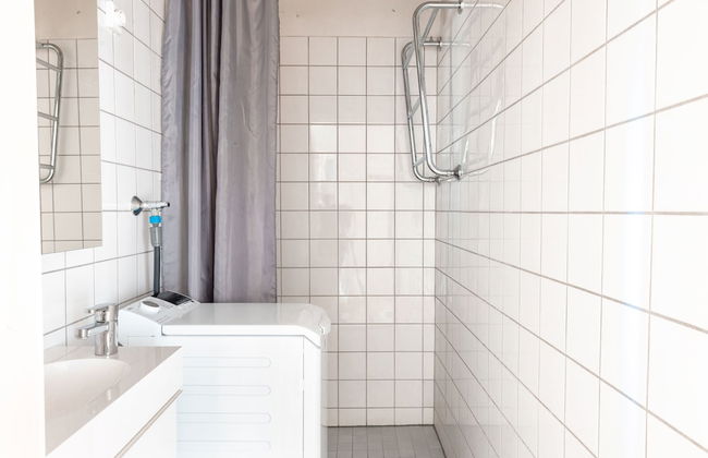 2ndhomes Spacious & Cozy 1BR Home - Photo 16