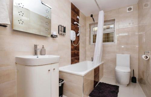 Modern Detached 4-Bedroom 2-Bath Home, Guildford - Photo 15