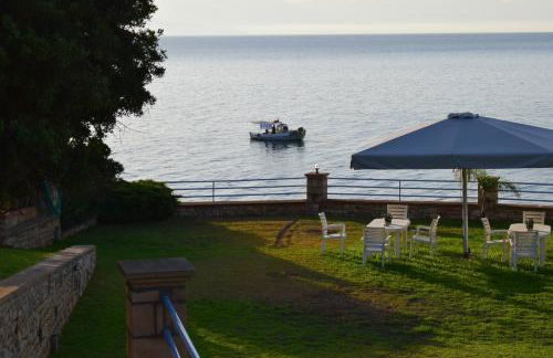 Alexandros Beachfront Apartments near Petalidi with Private Sunbeds & Sea View - Foto 12