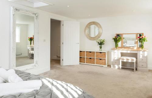 Luxe Detached 3 Bed Luxe House on Exclusive Private Estate Close to Coast Free Hot Tub Sleeps 6 Private Parking for 2 Cars - Photo 24