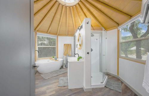 Ophelia Luxury Yurt-Cabin - Canyon Lake - Hot Tub - Foto 8