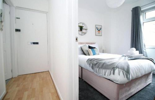 Peaceful 3 Bed Flat with Parking and Balcony by CTO Serviced Apartments - Foto 31