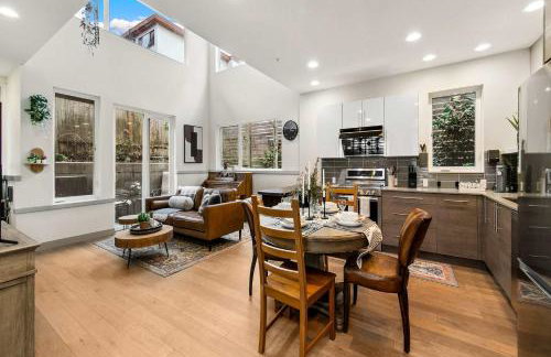 Lake & City View Modern Retreat w AC - Photo 6