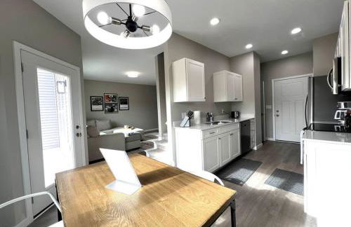 Central Cedar Falls Townhome - King Beds! - Foto 9