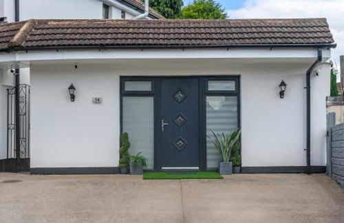 Modern and Stylish 1-Bedroom Guesthouse near M6 J10 Perfect for Business Stays & Couples Free Parking & Wi-Fi - Foto 4