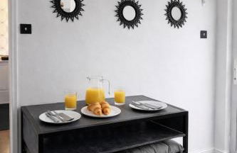 Rosie House 3 bedroom House in Sandbach with Parking - Photo 17