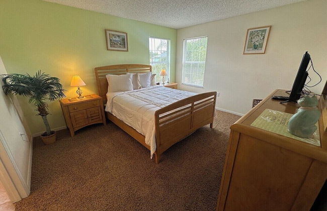 South Facing Pool Home - Room for the Whole Family! - Photo 4