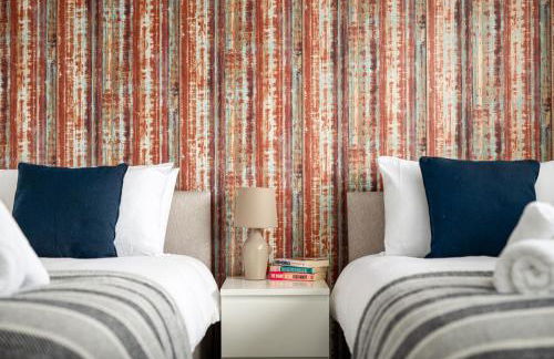 Long Stays-Sleeps 9-Parking-By FabAccommodation - Foto 6