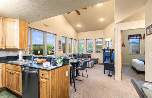 KBM Resorts Crestview Condos Spacious condo near Olympic Park with gas fireplace year-round pool hot tub city wide shuttle access. CVC-308B - Foto 15