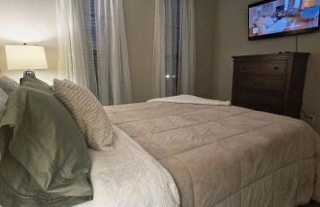 Old Fort Loft King & Queen suites nearest accomodation to Marshals Museum power your EV for free! - Foto 23