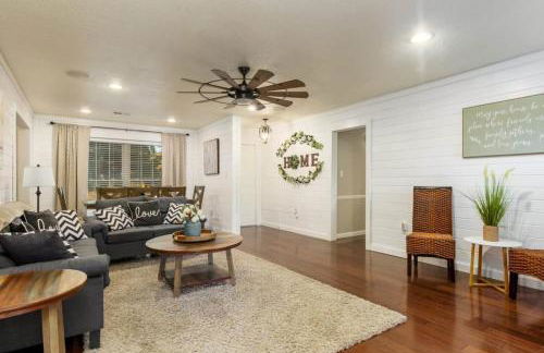 Gorgeous Alabama Home 4 Miles to Stadium Sleeps 8 - Foto 24