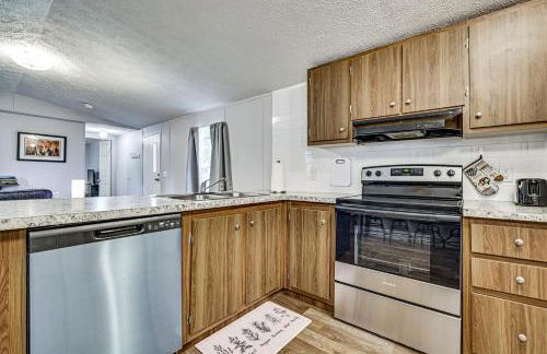 Riverfront Floral City Stay with Dock and Hot Tub! - Foto 10