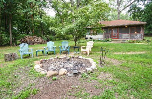 Harbert Cottage with Fire Pit Half Mile to Beach! - Foto 2