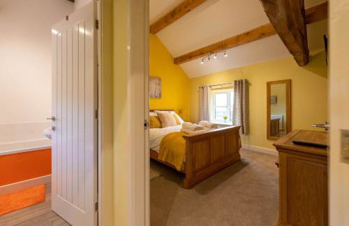 Caer Fedwen Barns Heulog Cottage King Bed Self Catering with Private Hot Tub - Foto 6