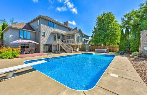 Pet-Friendly Maple Grove Gem with Private Yard! - Foto 1