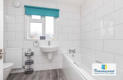 MUDEFORD ESCAPE by BOURNECOAST - A Chalet Bungalow with a Garden - Ideal for Family Getaways - HB9600 - Foto 18