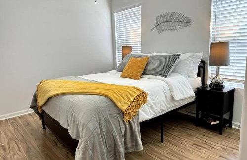 Bright Spacious Renovated Home Master on Main - Foto 12