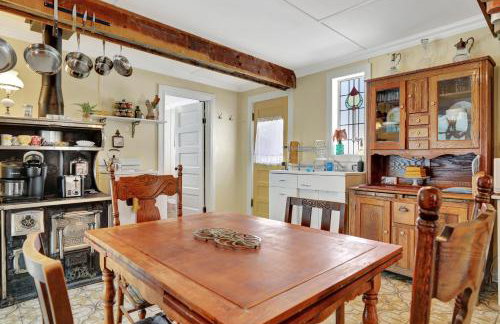 Timeless Pineview Cottage Hot Tub & Pet Friendly - Photo 18