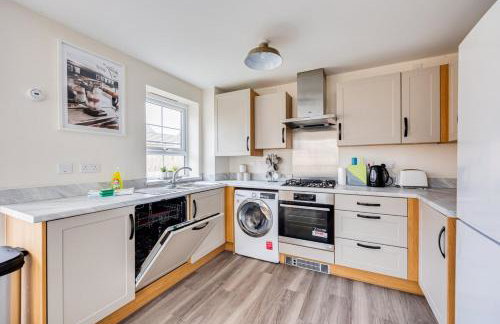 Detached House in Brooklands - Prime Location - Driveway Parking, Self-Check-In, Fast WiFi and Smart TV by Yoko Property - Foto 26