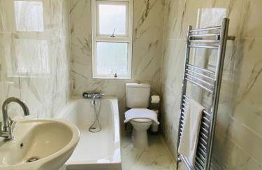 3-Bed House Near M1 & Meadowhall with Free Parking - Foto 18