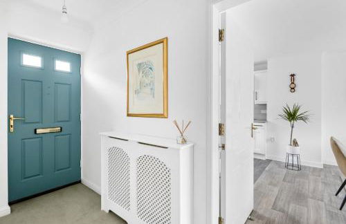 Luxurious 3 Bed House with Free Parking, Sky TV, Movies & Netflix - Foto 38