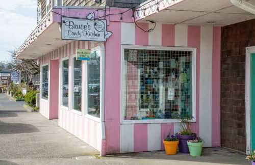 Cannon beach vibes, steps to the beach,WIFI,3 full bedroom en suites with 3 fireplaces,Near Downtown - Photo 20