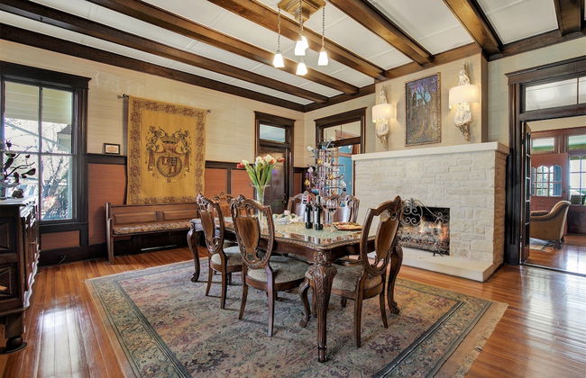 Beautiful and Unique Home With Fireplace and Pool! - Photo 28