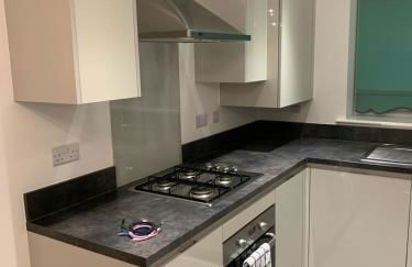 LUXURY 3 BED HOME with MULTIPLE FREE PARKING BAYS Early Check-in Late Check- Out Allowed - Foto 12