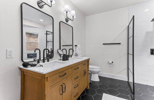 Spacious 4BR House Near Downtown, Perfect for Groups & Pets - Foto 39