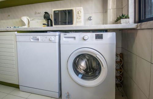 Enjoy Lisbon Cascais Sintra 1200 metres to metro blue line Sintra Rail line Free Parking - Foto 68