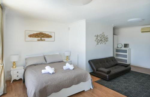 Heated pool and fantastic views BBQ Beach 5 mins - Photo 9