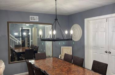 Stylish Remodeled 23 Large beds Near Elvis Presley - Foto 36