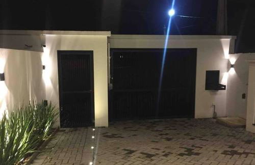 Sobrado com piscina, banheira e garagem coberta. - Foto 61