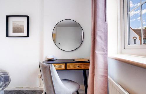 Wheatley House - Great Location - Free Parking, Self-Check-In, Fast Wifi and Smart TVs by Yoko Property - Foto 7