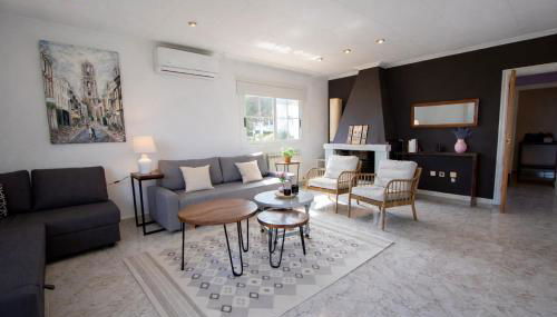 2 Private Abodes in One Magnificent Villa! - Foto 2