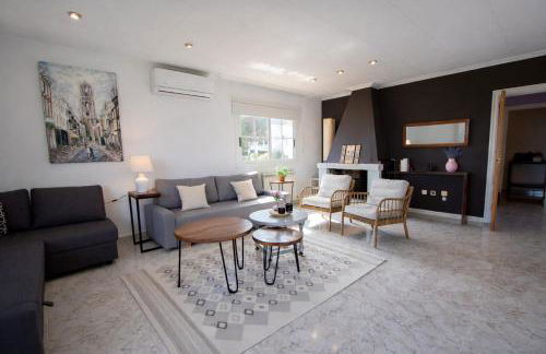 2 Private Abodes in One Magnificent Villa! - Foto 2